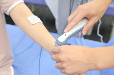 パルモ大井町整骨院でのハイボルトの施術風景