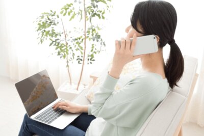 電話で予約している女性の様子